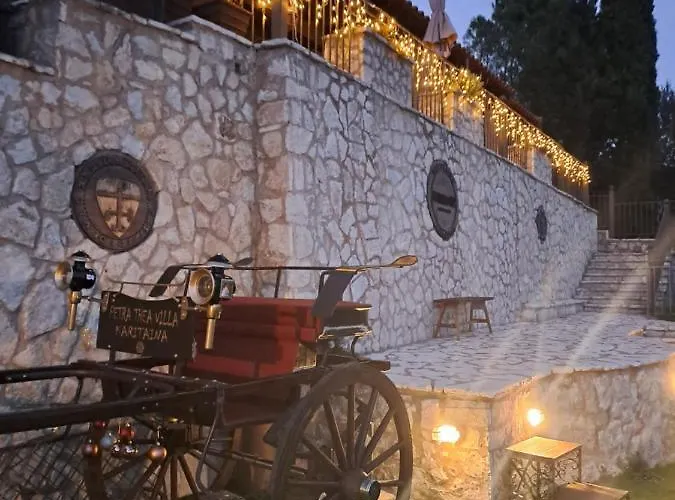 Petra Thea Villa Karitaina